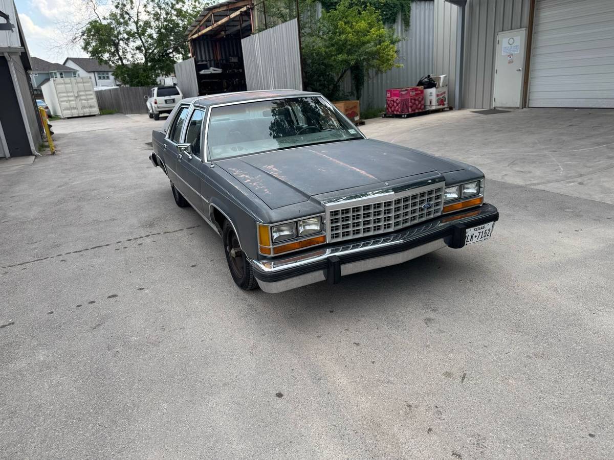 Ford-Ltd-crown-victoria-1986-grey-9