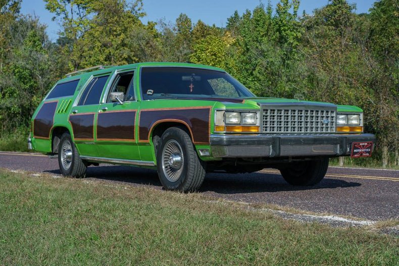 Ford-Ltd-crown-victoria-1987-Green-exterior-with-Blue-Vinyl-1