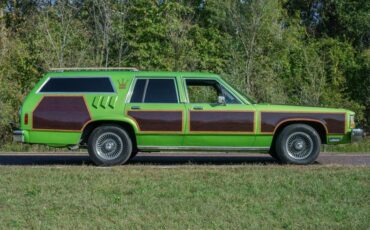 Ford-Ltd-crown-victoria-1987-Green-exterior-with-Blue-Vinyl-26