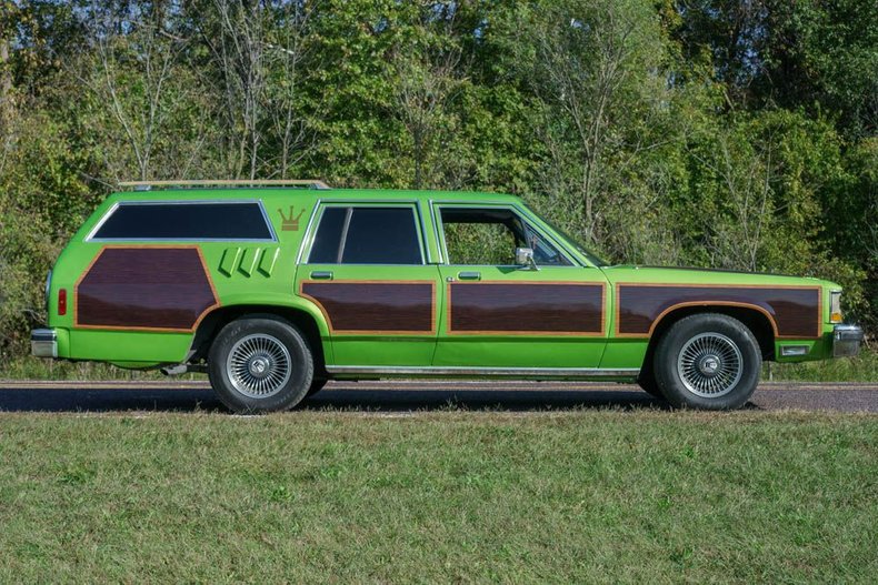 Ford-Ltd-crown-victoria-1987-Green-exterior-with-Blue-Vinyl-26