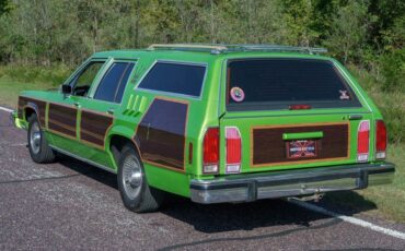 Ford-Ltd-crown-victoria-1987-Green-exterior-with-Blue-Vinyl-29