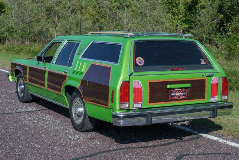 Ford-Ltd-crown-victoria-1987-Green-exterior-with-Blue-Vinyl-29