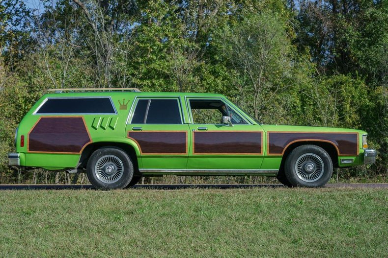 Ford-Ltd-crown-victoria-1987-Green-exterior-with-Blue-Vinyl-3