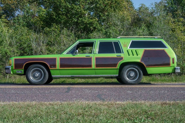 Ford-Ltd-crown-victoria-1987-Green-exterior-with-Blue-Vinyl-31