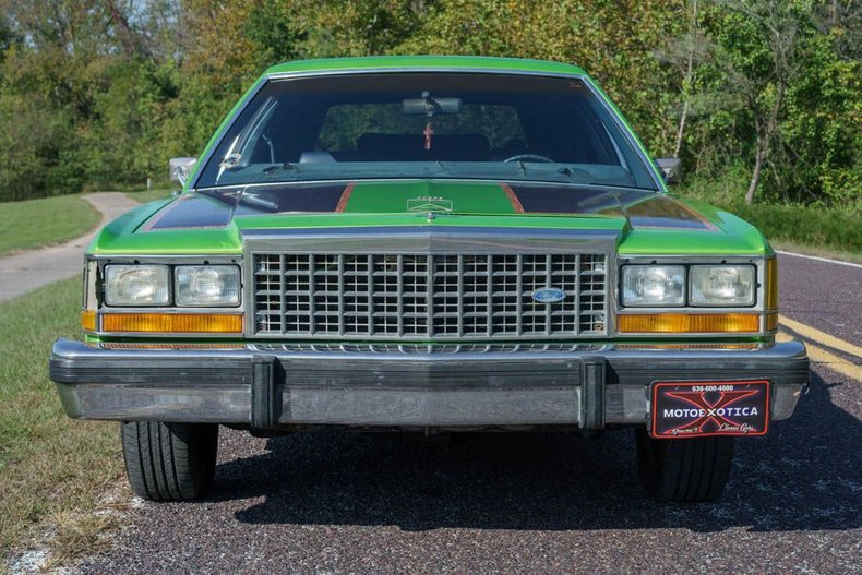 Ford-Ltd-crown-victoria-1987-Green-exterior-with-Blue-Vinyl-34