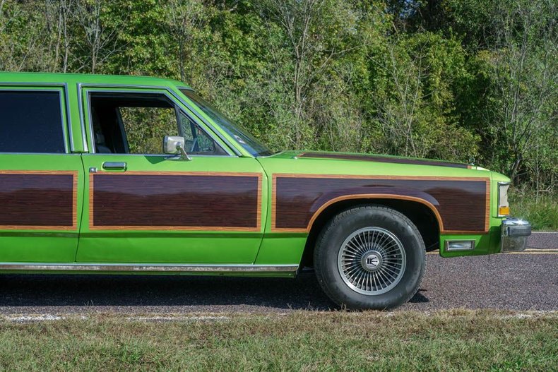 Ford-Ltd-crown-victoria-1987-Green-exterior-with-Blue-Vinyl-36