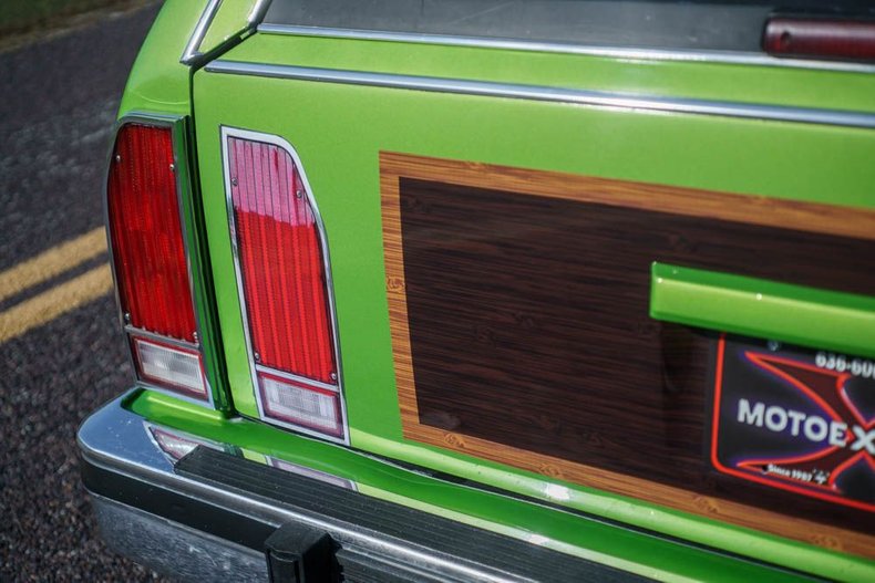 Ford-Ltd-crown-victoria-1987-Green-exterior-with-Blue-Vinyl-41