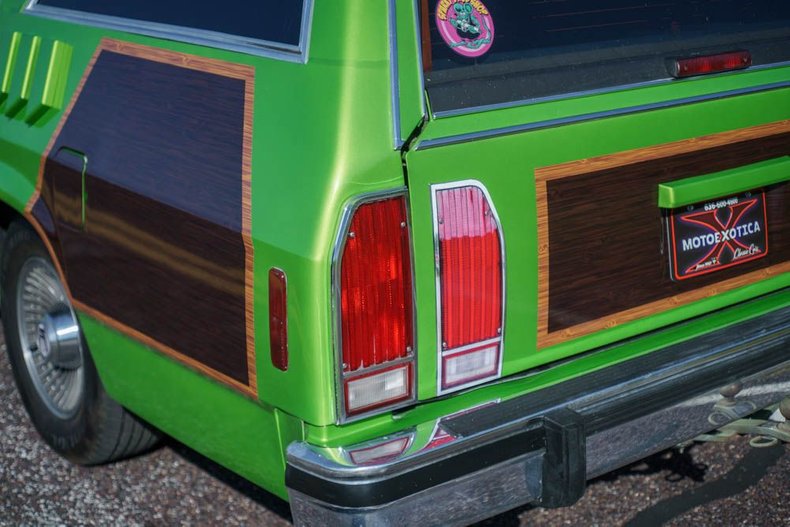 Ford-Ltd-crown-victoria-1987-Green-exterior-with-Blue-Vinyl-46
