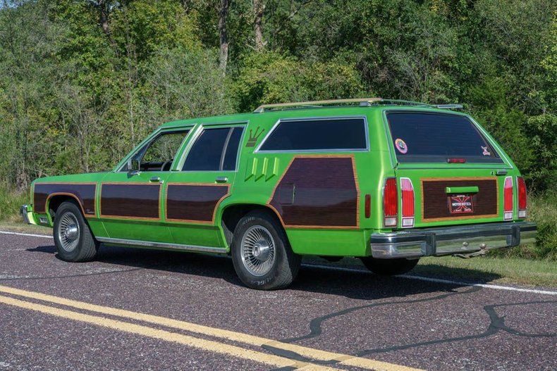Ford-Ltd-crown-victoria-1987-Green-exterior-with-Blue-Vinyl-7