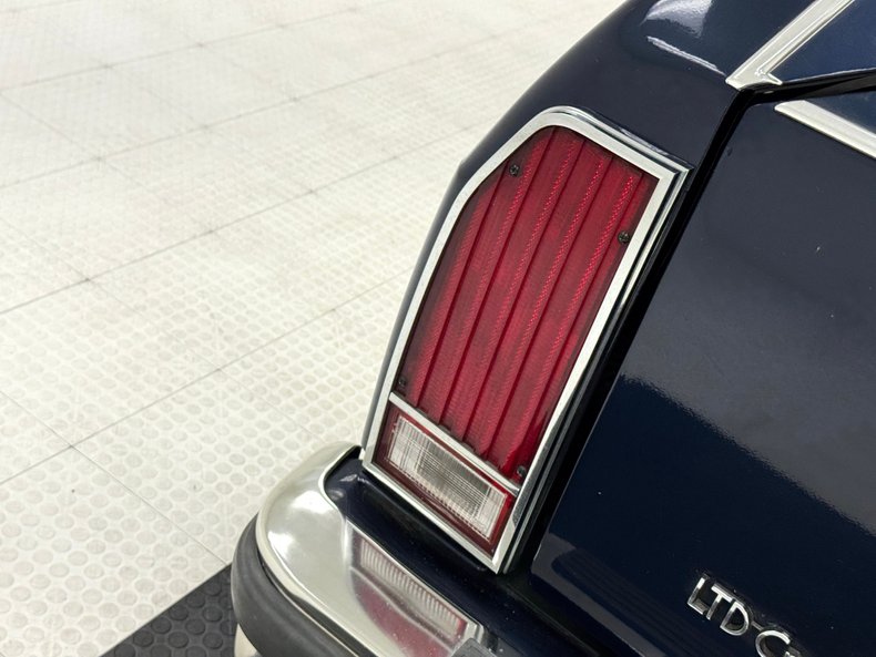 Ford-Ltd-crown-victoria-1989-Twilight-Blue-Metall-Shadow-Blue-24
