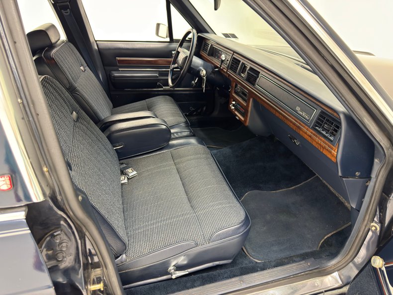 Ford-Ltd-crown-victoria-1989-Twilight-Blue-Metall-Shadow-Blue-45