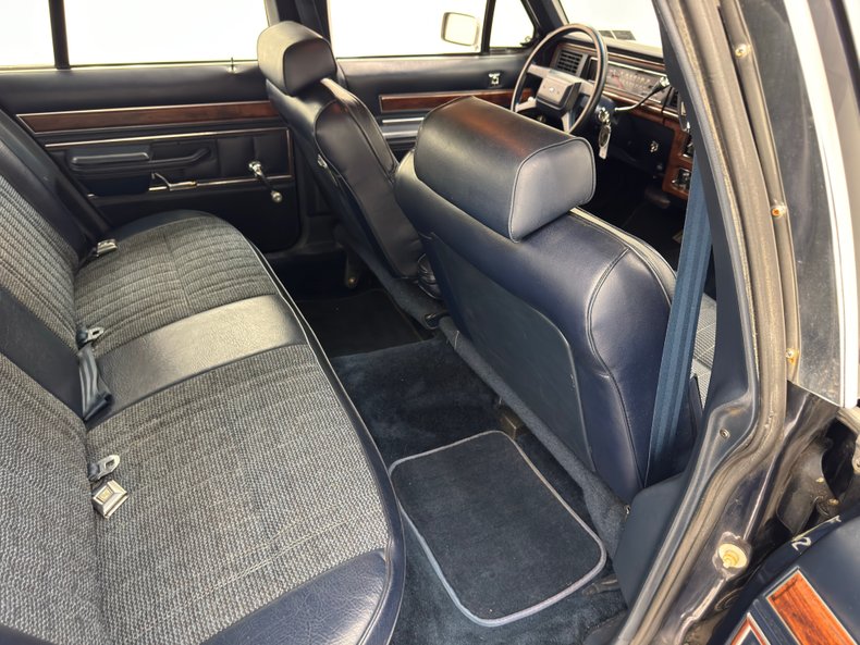 Ford-Ltd-crown-victoria-1989-Twilight-Blue-Metall-Shadow-Blue-47