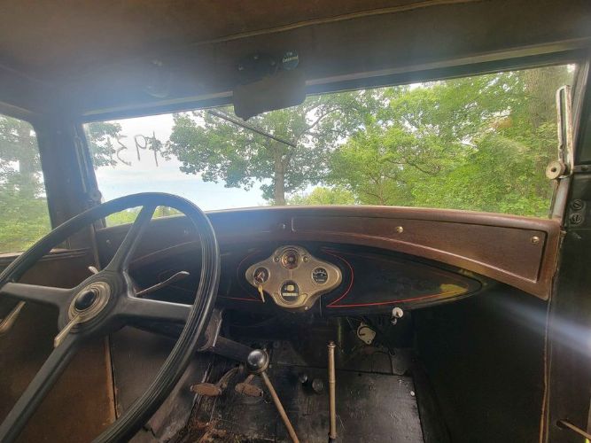 Ford-Model-a-1931-Black-Gold-2