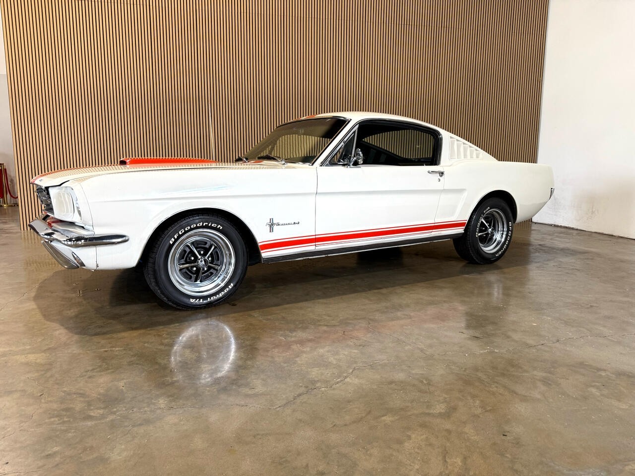 Ford-Mustang-1965-Classic-Car-1