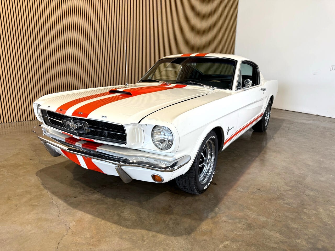 Ford-Mustang-1965-Classic-Car-2