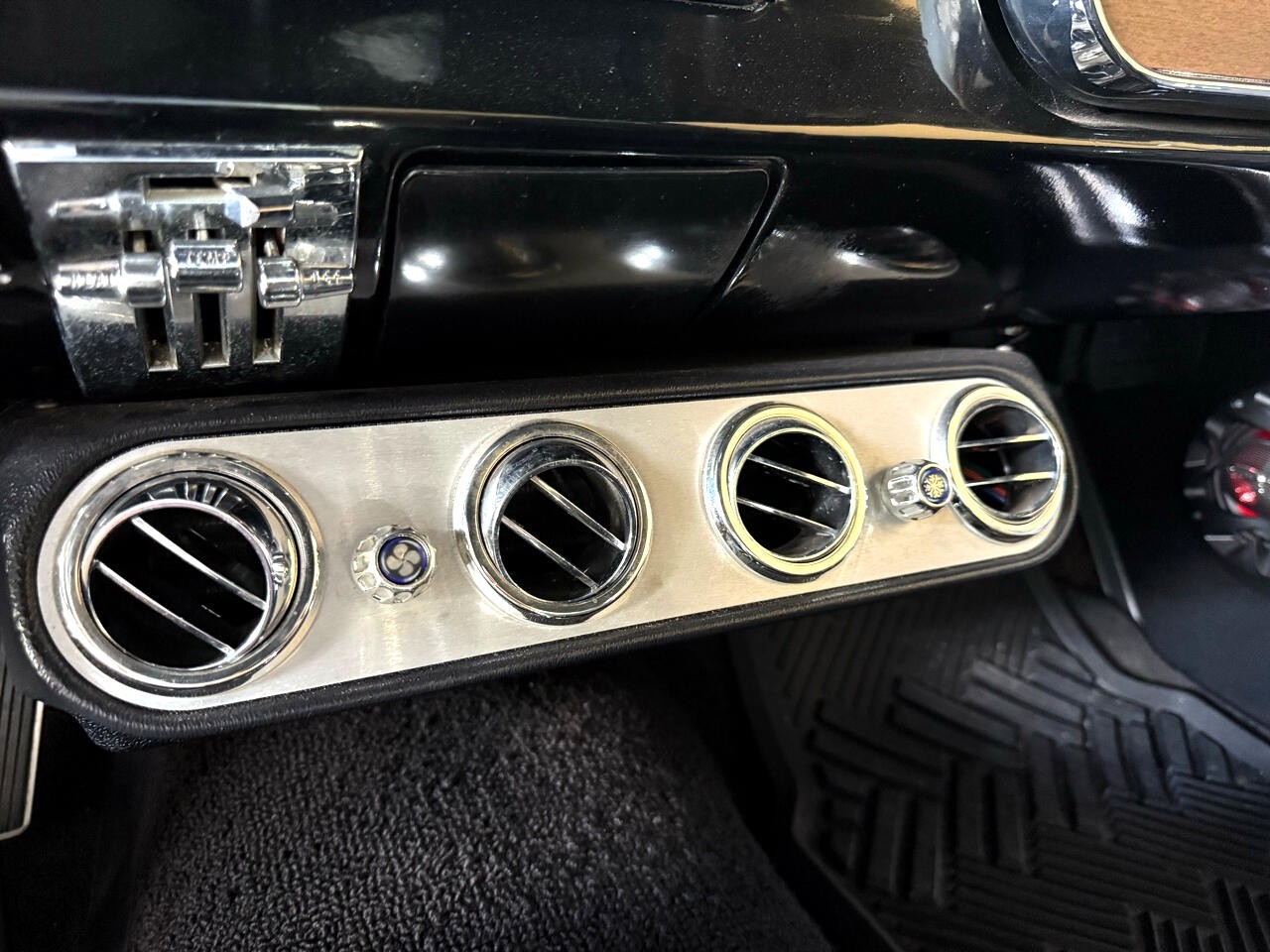 Ford-Mustang-1965-Classic-Car-36