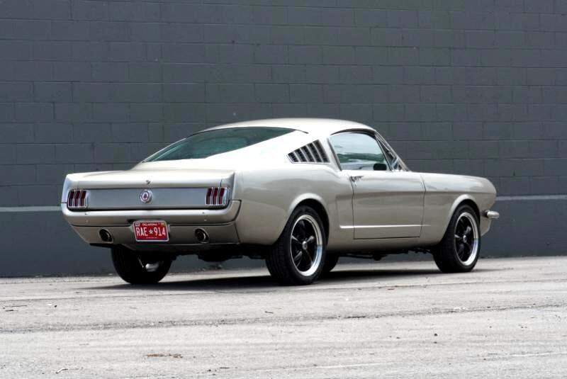 Ford-Mustang-1965-Coupe-18