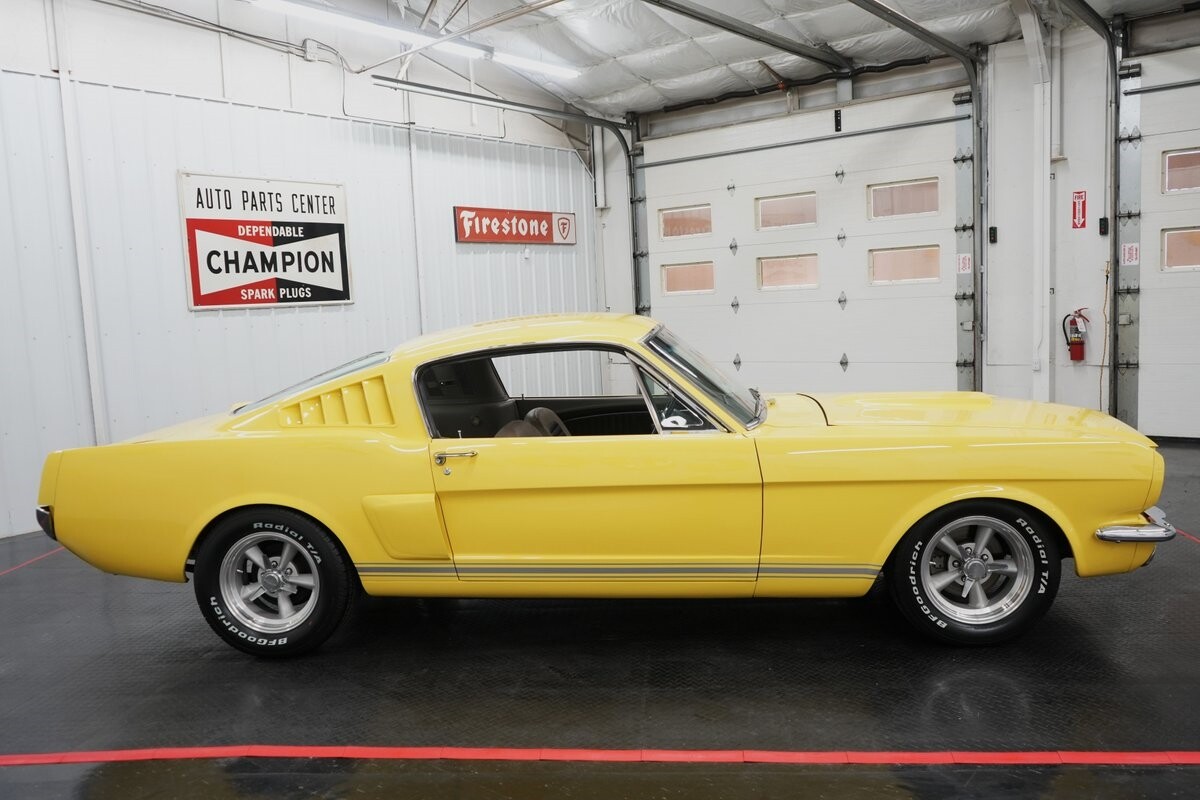 Ford-Mustang-1965-Fastback-17