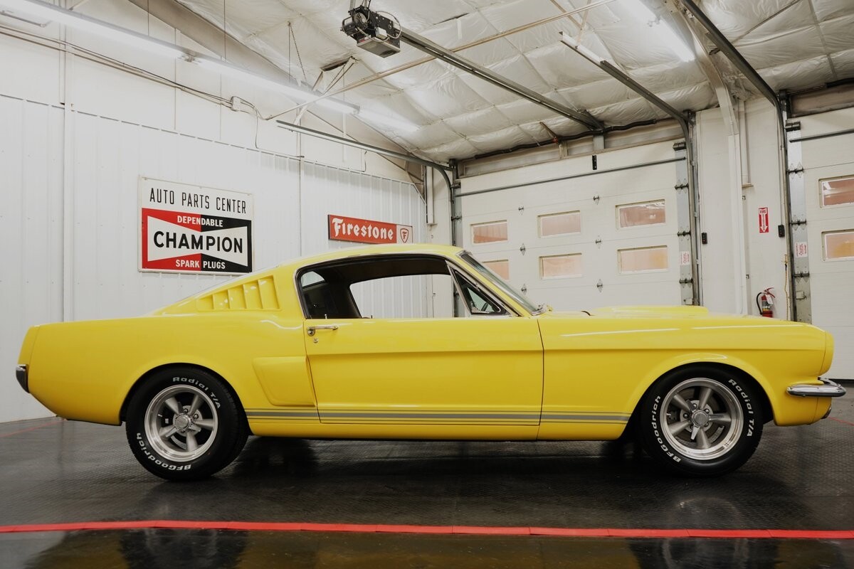 Ford-Mustang-1965-Fastback-18