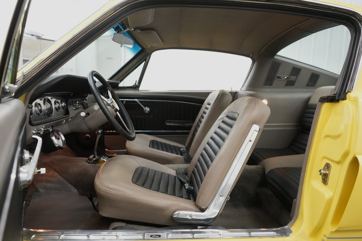 Ford-Mustang-1965-Fastback-35