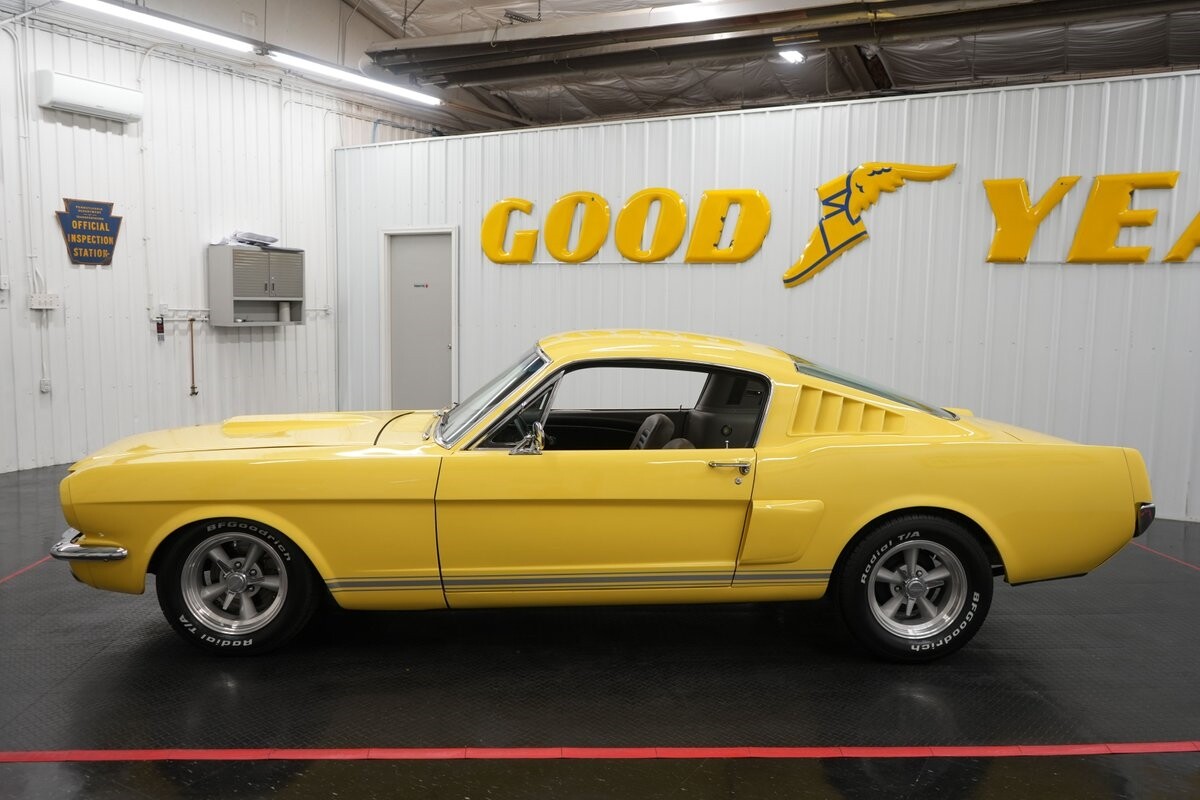 Ford-Mustang-1965-Fastback-4