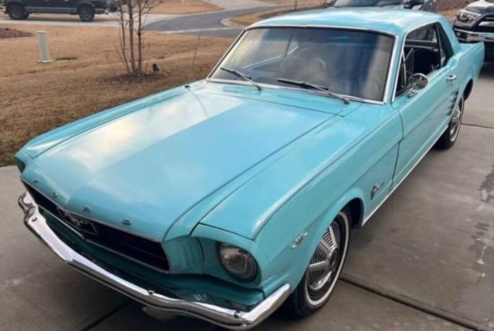 Ford-Mustang-1966-Turquoise-Black-8