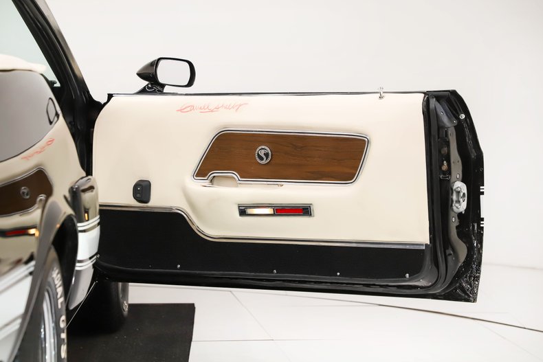 Ford-Mustang-1969-Raven-Black-White-3