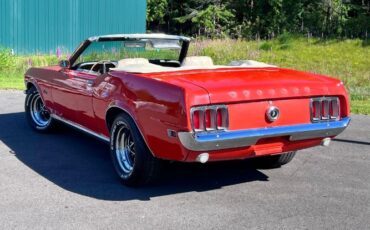 Ford-Mustang-1970-Calypso-CoralWhite-White-Knit-Vinyl-Del-25