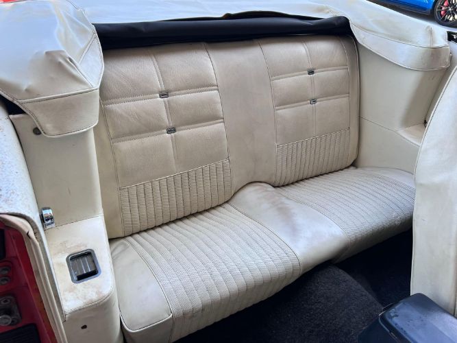 Ford-Mustang-1970-Calypso-CoralWhite-White-Knit-Vinyl-Del-9