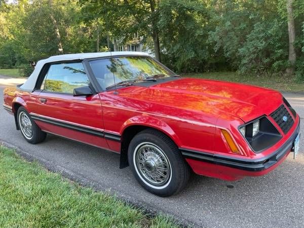 Ford-Mustang-1983-1