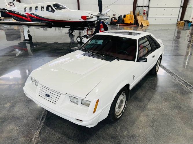 Ford-Mustang-1984-White-21