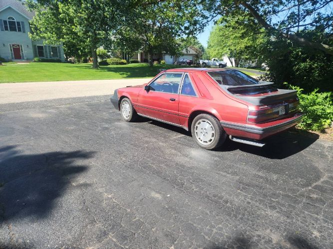 Ford-Mustang-1985-1