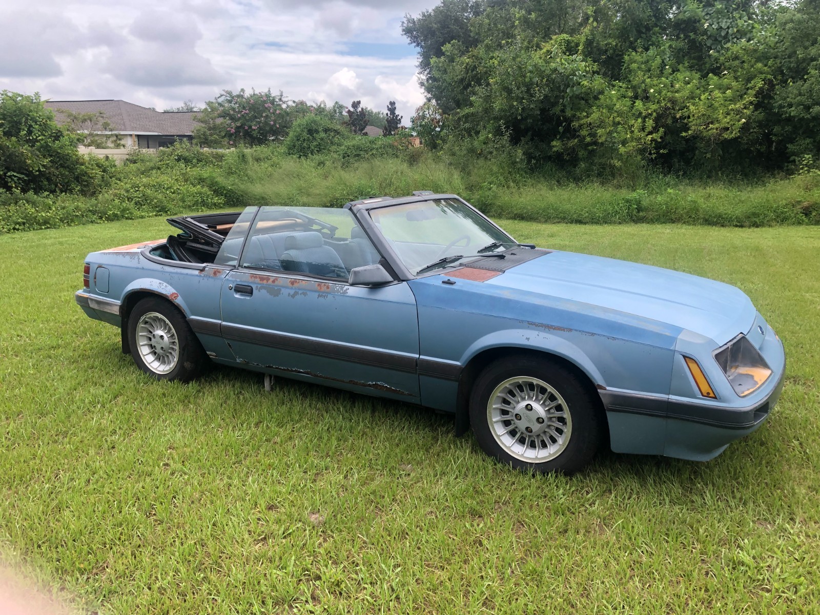 Ford-Mustang-1985-Convertible-2