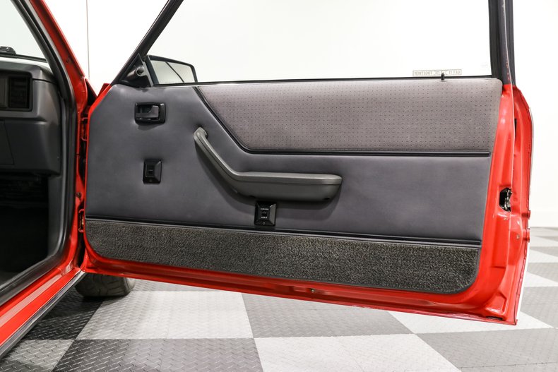 Ford-Mustang-1985-RED-Gray-14