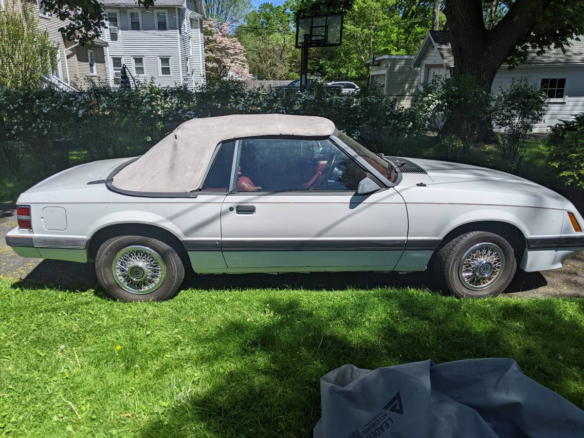 Ford-Mustang-1985-white