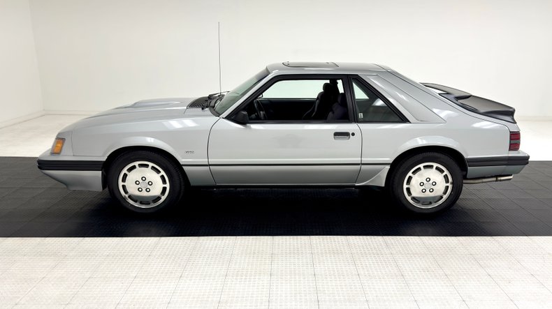 Ford-Mustang-1986-Silver-Metallic-Charcoal-Gray-1