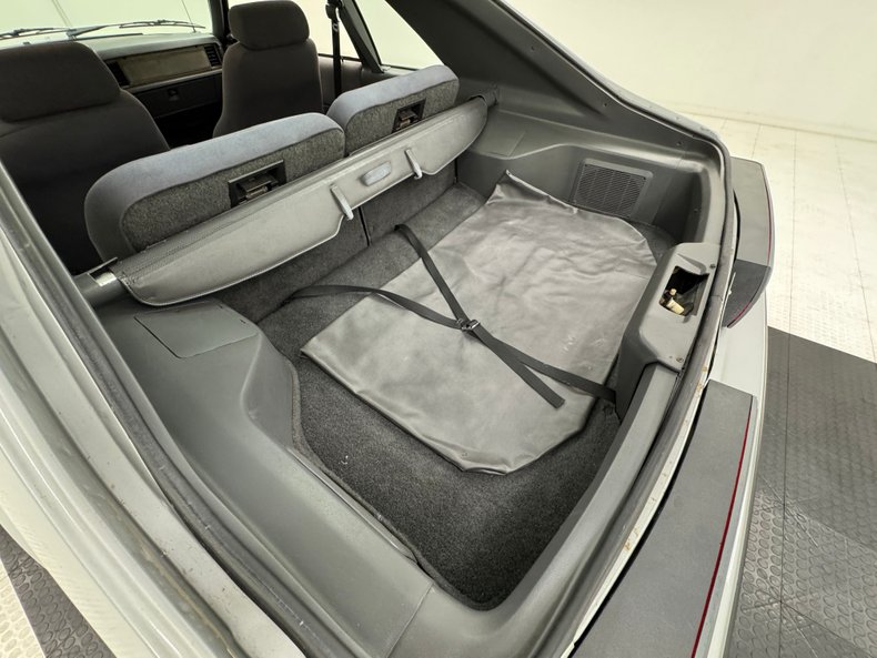 Ford-Mustang-1986-Silver-Metallic-Charcoal-Gray-23