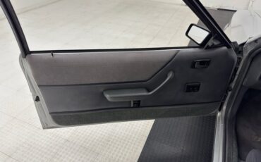Ford-Mustang-1986-Silver-Metallic-Charcoal-Gray-26