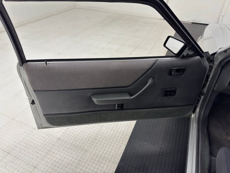 Ford-Mustang-1986-Silver-Metallic-Charcoal-Gray-26