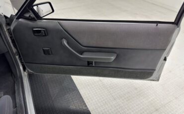 Ford-Mustang-1986-Silver-Metallic-Charcoal-Gray-28