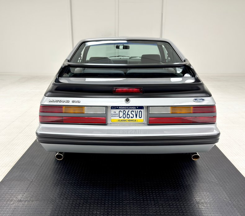 Ford-Mustang-1986-Silver-Metallic-Charcoal-Gray-3