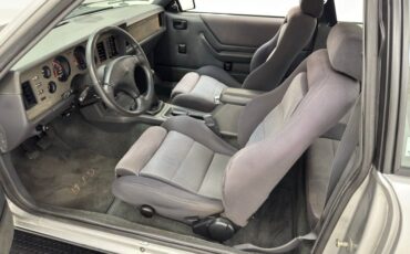 Ford-Mustang-1986-Silver-Metallic-Charcoal-Gray-30