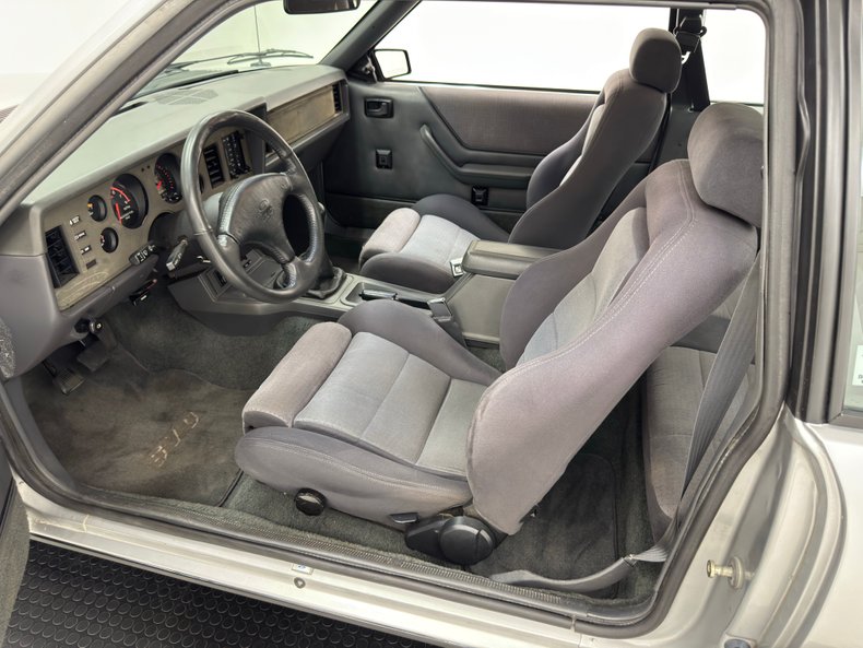 Ford-Mustang-1986-Silver-Metallic-Charcoal-Gray-30