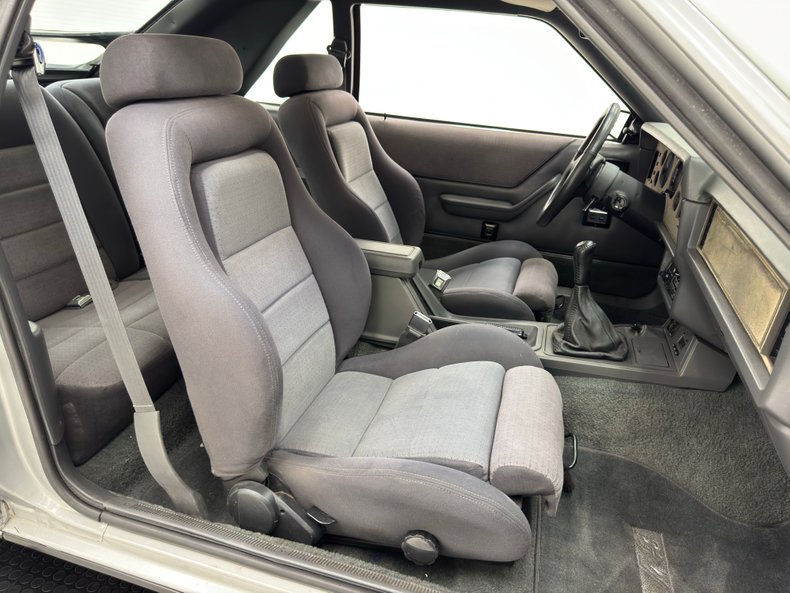 Ford-Mustang-1986-Silver-Metallic-Charcoal-Gray-32