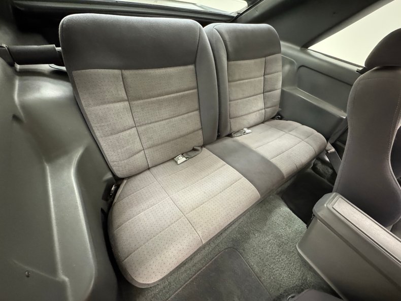 Ford-Mustang-1986-Silver-Metallic-Charcoal-Gray-34