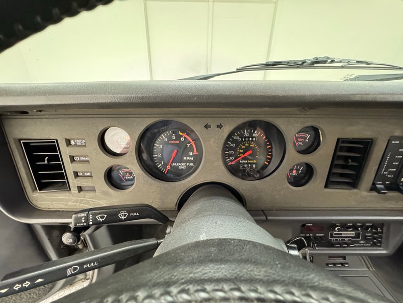Ford-Mustang-1986-Silver-Metallic-Charcoal-Gray-36