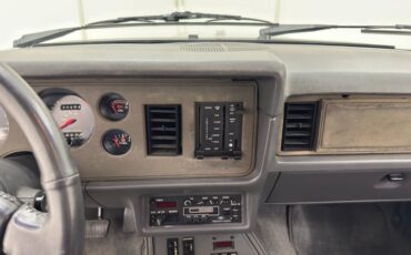 Ford-Mustang-1986-Silver-Metallic-Charcoal-Gray-39