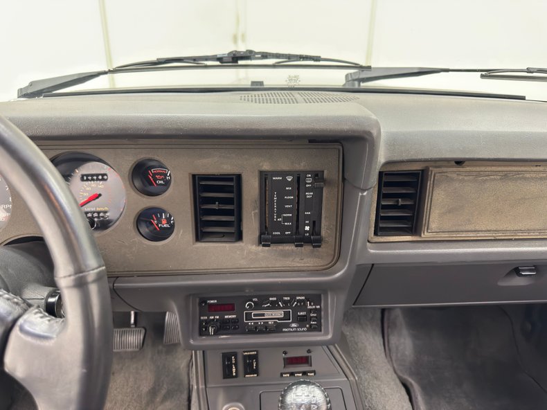 Ford-Mustang-1986-Silver-Metallic-Charcoal-Gray-39