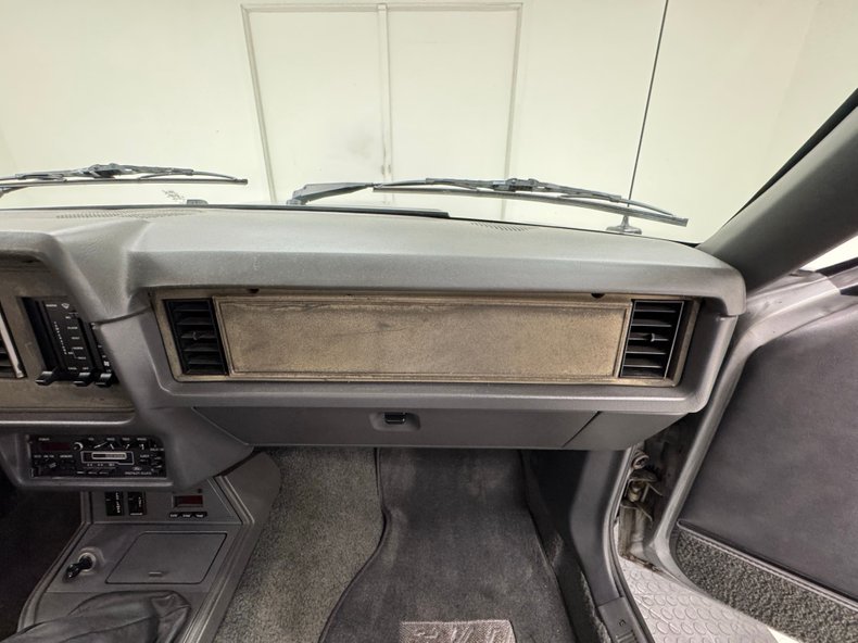 Ford-Mustang-1986-Silver-Metallic-Charcoal-Gray-41