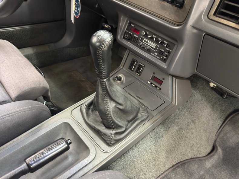 Ford-Mustang-1986-Silver-Metallic-Charcoal-Gray-42